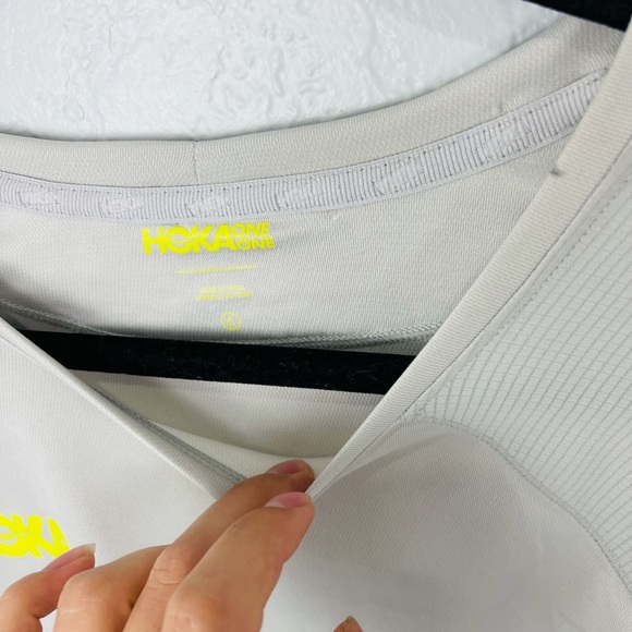 NWT HOKA ONE ONE PERFORMANCE LURK GREY NEON YELLOW 3/4 SLEEVE - Picture 4 of 9